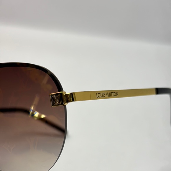 Like new women’s Louis Vuitton Gold and Brown aviator Sunglasses Reflective LV - Picture 3 of 7